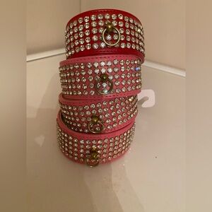 Dog collar with rhinestones.
ONE collar 14” collar fits a 12” neck. 1 Red 3 Pink